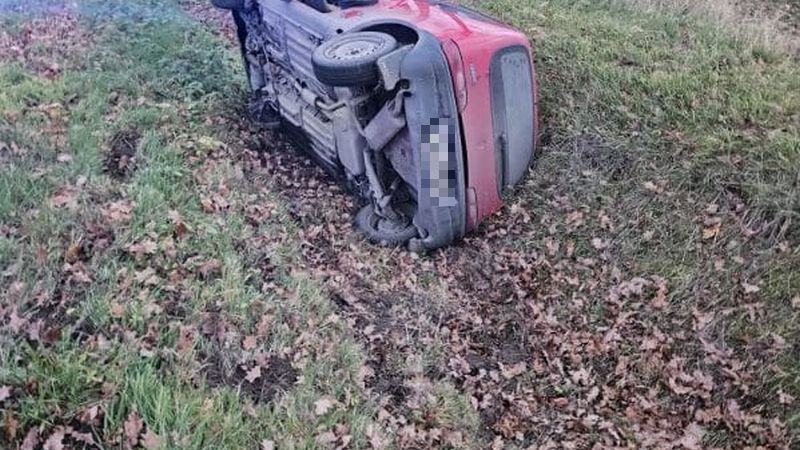 Powiat trzebnicki. 19-latek próbował uciec przed policją. Ucieczkę zakończył w rowie